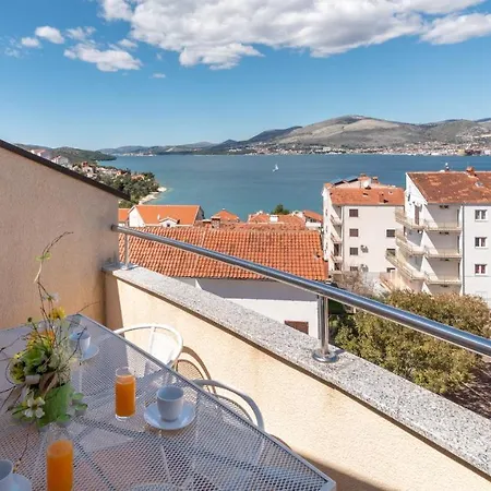 Amazing 2 Bedroom With A Sea View Apartment *